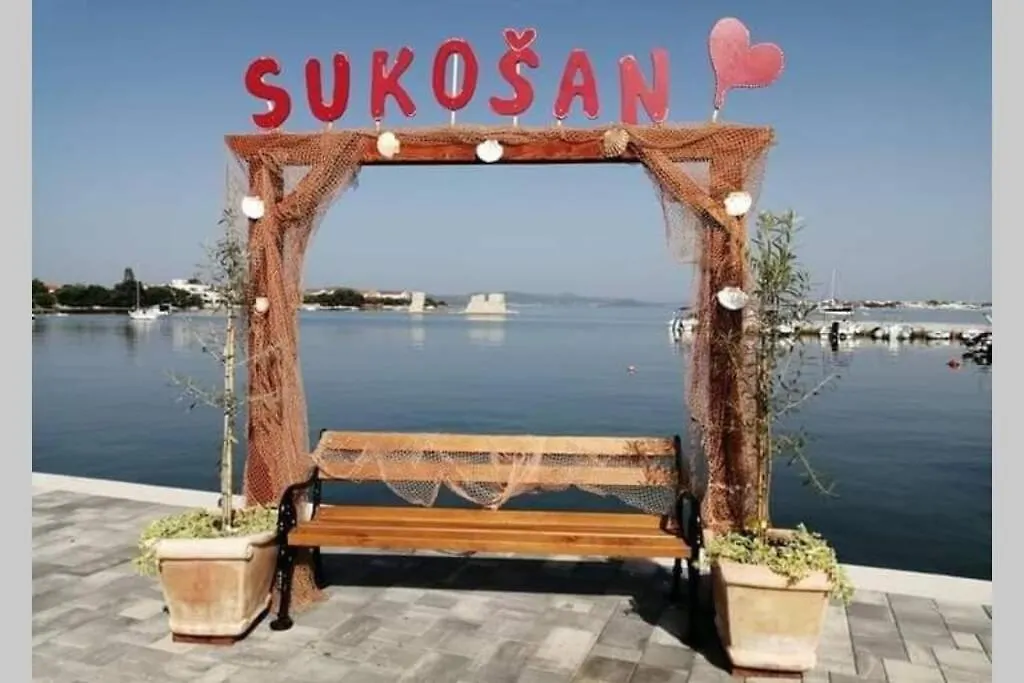 Schatzi 2 Sukošan 公寓